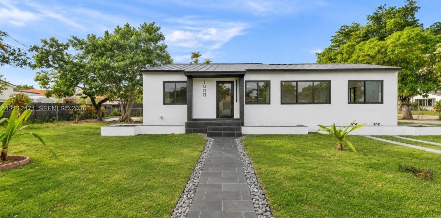 House in West Miami, Florida 3 bedrooms, 131.27 sq.m. № 2432961