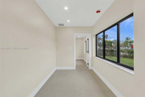 House in West Miami, Florida 3 bedrooms, 131.27 sq.m. № 2432961 - photo 28