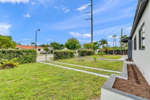 House in West Miami, Florida 3 bedrooms, 131.27 sq.m. № 2432961 - photo 8