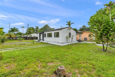 House in West Miami, Florida 3 bedrooms, 131.27 sq.m. № 2432961 - photo 4