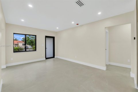 House in West Miami, Florida 3 bedrooms, 131.27 sq.m. № 2432961 - photo 14