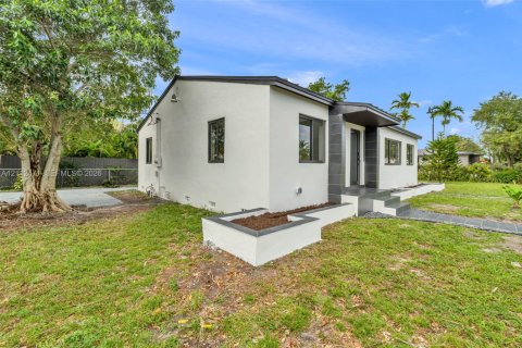 House in West Miami, Florida 3 bedrooms, 131.27 sq.m. № 2432961 - photo 5