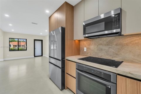 House in West Miami, Florida 3 bedrooms, 131.27 sq.m. № 2432961 - photo 20