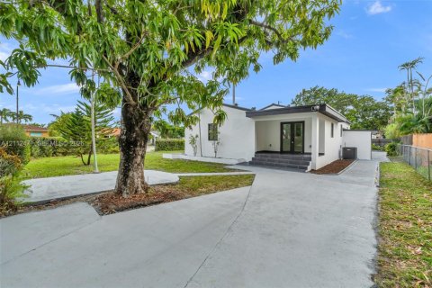 House in West Miami, Florida 3 bedrooms, 131.27 sq.m. № 2432961 - photo 10