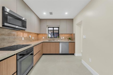 House in West Miami, Florida 3 bedrooms, 131.27 sq.m. № 2432961 - photo 19