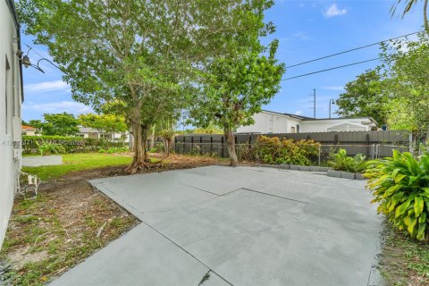 House in West Miami, Florida 3 bedrooms, 131.27 sq.m. № 2432961 - photo 7