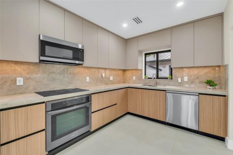 House in West Miami, Florida 3 bedrooms, 131.27 sq.m. № 2432961 - photo 21