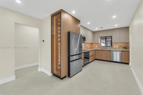 House in West Miami, Florida 3 bedrooms, 131.27 sq.m. № 2432961 - photo 17