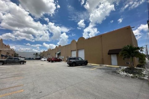 Propiedad comercial en venta en Hialeah, Florida № 1936905 - foto 4
