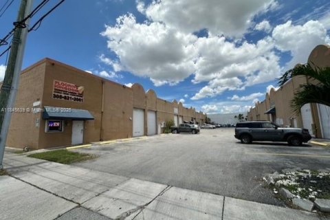 Propiedad comercial en venta en Hialeah, Florida № 1936905 - foto 3