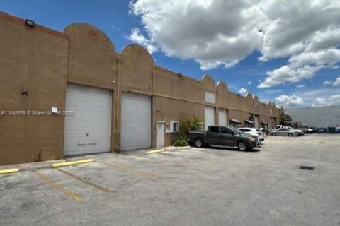 Propiedad comercial en venta en Hialeah, Florida № 1936905 - foto 2