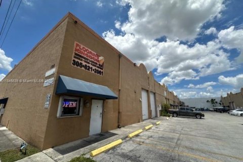 Propiedad comercial en venta en Hialeah, Florida № 1936905 - foto 1