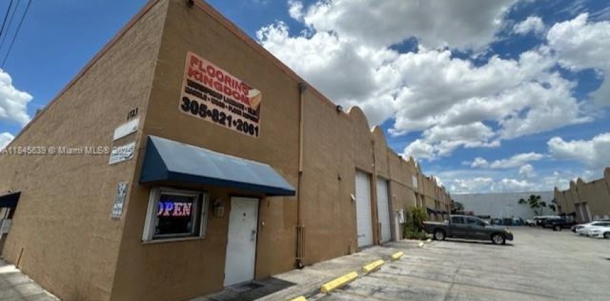Commercial property in Hialeah, Florida № 1936905