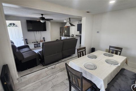 House in Orlando, Florida 4 bedrooms, 102.66 sq.m. № 1677811 - photo 15