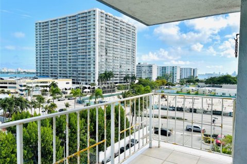 Condo in North Bay Village, Florida, 1 bedroom  № 1725843 - photo 2