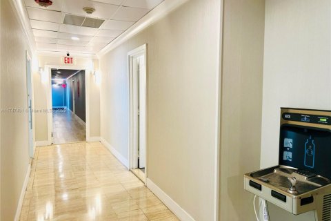 Condo in North Bay Village, Florida, 1 bedroom  № 1725843 - photo 12