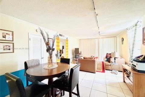 Condo in North Bay Village, Florida, 1 bedroom  № 1725843 - photo 5