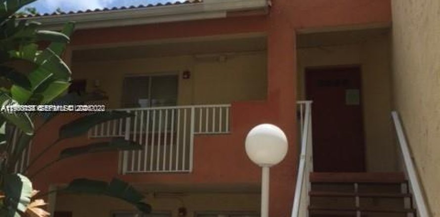 Кондоминиум с 2 спальнями в Корал-Спрингс, Флорида № 2005756