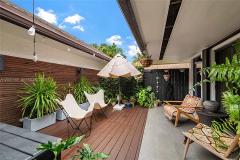 Condo in Miami, Florida, 2 bedrooms  № 2077946 - photo 3