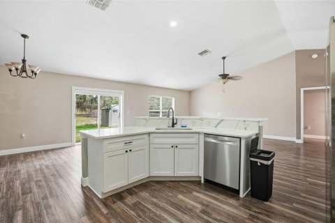 House in Spring Hill, Florida 4 bedrooms, 207.73 sq.m. № 2223100 - photo 25