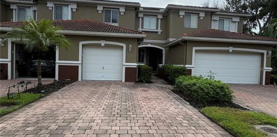 Townhouse in Fort Myers, Florida 3 bedrooms, 158.58 sq.m. № 2379328