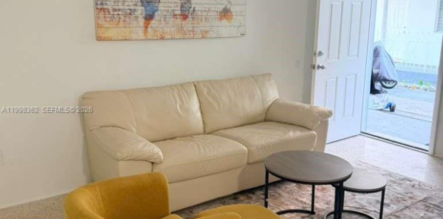 House in Miami Beach, Florida 1 bedroom, 784.65 sq.m. № 2063581