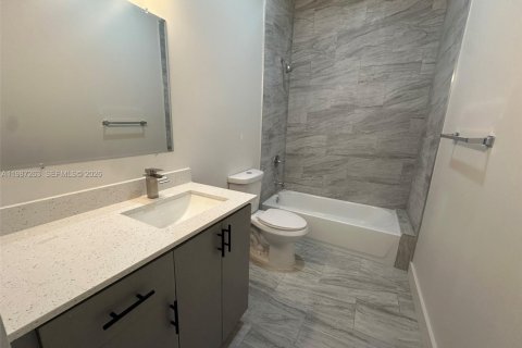 Casa en alquiler en Miami, Florida, 3 dormitorios, 102.19 m2 № 2173370 - foto 15