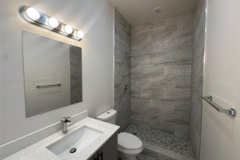 Casa en alquiler en Miami, Florida, 3 dormitorios, 102.19 m2 № 2173370 - foto 16