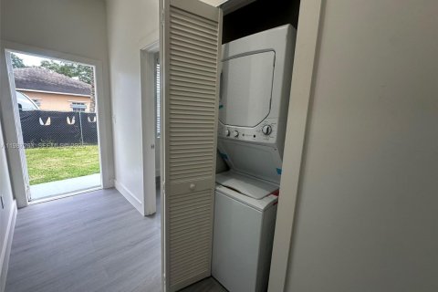 Casa en alquiler en Miami, Florida, 3 dormitorios, 102.19 m2 № 2173370 - foto 14