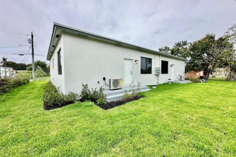 Casa en alquiler en Miami, Florida, 3 dormitorios, 102.19 m2 № 2173370 - foto 2