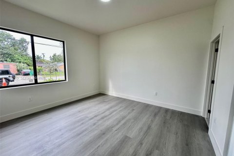 Casa en alquiler en Miami, Florida, 3 dormitorios, 102.19 m2 № 2173370 - foto 13
