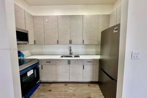 Casa en alquiler en Miami, Florida, 3 dormitorios, 102.19 m2 № 2173370 - foto 4