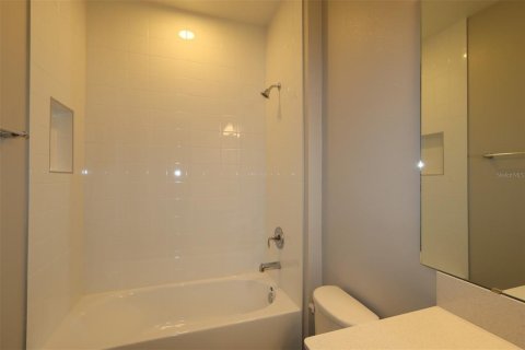 Villa ou maison à vendre à Apopka, Floride: 5 chambres, 289.86 m2 № 2140343 - photo 1