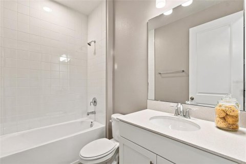 House in Apopka, Florida 5 bedrooms, 289.86 sq.m. № 2140343 - photo 25