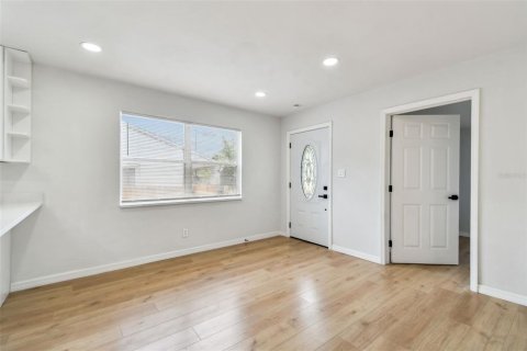 House in Saint Petersburg, Florida 3 bedrooms, 105.44 sq.m. № 1847952 - photo 7