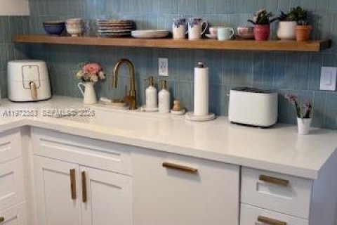 Condo in Miami Beach, Florida, 1 bedroom  № 2042326 - photo 10