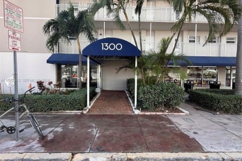 Condo in Miami Beach, Florida, 1 bedroom  № 2042326 - photo 2
