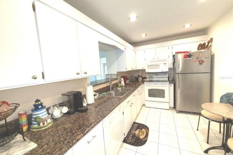 Condo in Belleair Bluffs, Florida, 2 bedrooms  № 1547532 - photo 13