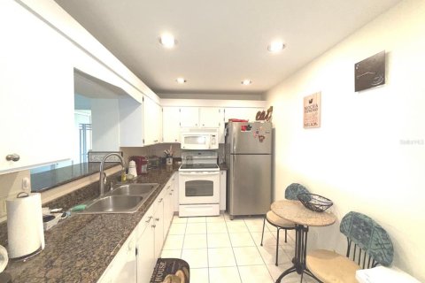 Condo in Belleair Bluffs, Florida, 2 bedrooms  № 1547532 - photo 11