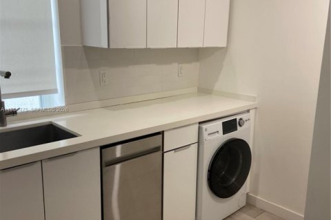 Condo in Miami Beach, Florida, 1 bedroom  № 2027032 - photo 2