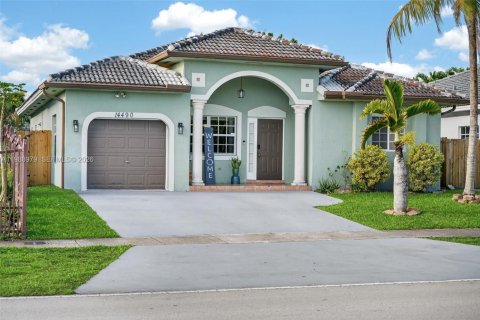 House in Miami, Florida 3 bedrooms, 138.05 sq.m. № 2055906 - photo 2