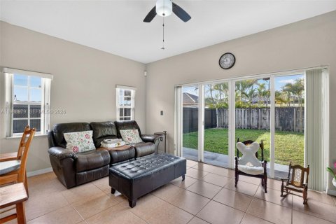 House in Miami, Florida 3 bedrooms, 138.05 sq.m. № 2055906 - photo 14