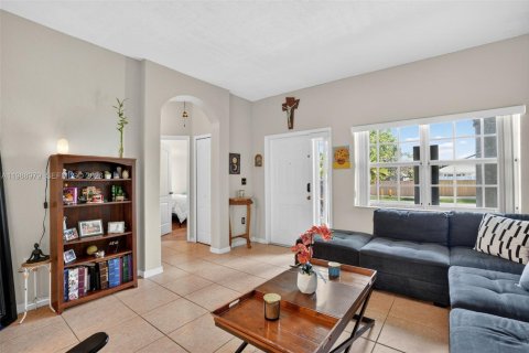 House in Miami, Florida 3 bedrooms, 138.05 sq.m. № 2055906 - photo 6