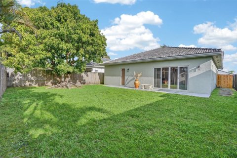 House in Miami, Florida 3 bedrooms, 138.05 sq.m. № 2055906 - photo 29