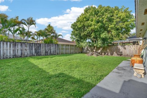 House in Miami, Florida 3 bedrooms, 138.05 sq.m. № 2055906 - photo 28