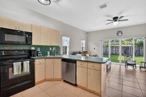 House in Miami, Florida 3 bedrooms, 138.05 sq.m. № 2055906 - photo 13