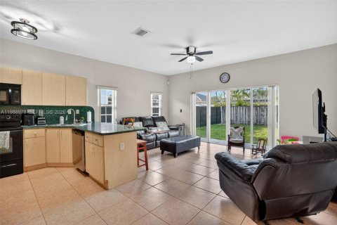 House in Miami, Florida 3 bedrooms, 138.05 sq.m. № 2055906 - photo 9