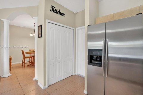 House in Miami, Florida 3 bedrooms, 138.05 sq.m. № 2055906 - photo 12