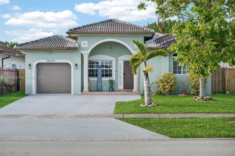 House in Miami, Florida 3 bedrooms, 138.05 sq.m. № 2055906 - photo 1