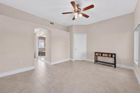 Condo in Weston, Florida, 2 bedrooms  № 2086914 - photo 16